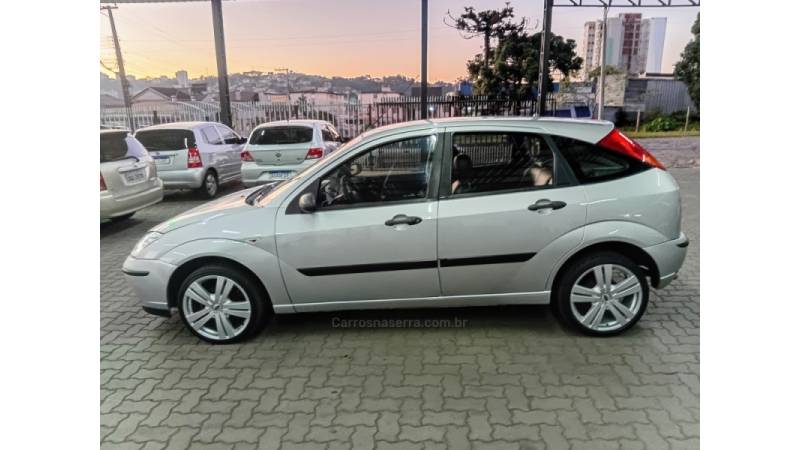 FORD - FOCUS - 2008/2009 - Prata - R$ 22.990,00