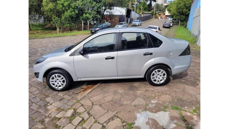 FORD - FIESTA - 2010/2011 - Prata - R$ 33.990,00