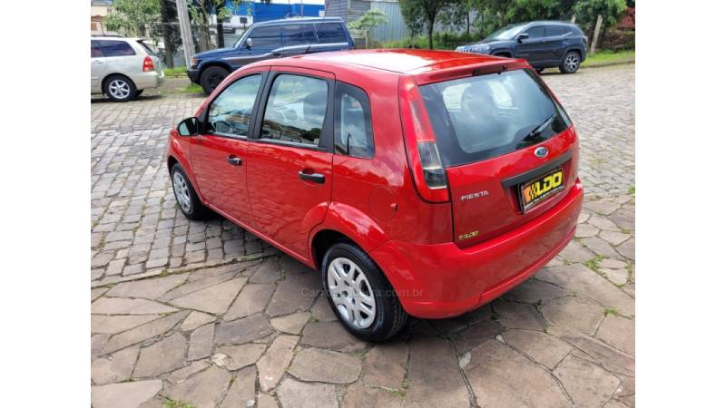 FORD - FIESTA - 2011/2012 - Vermelha - R$ 33.990,00