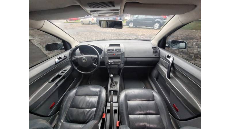 VOLKSWAGEN - POLO - 2002/2003 - Prata - R$ 22.990,00