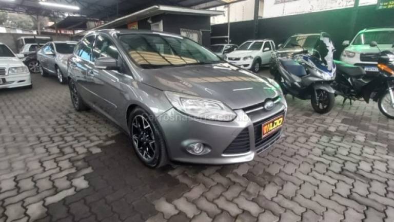 FORD - FOCUS - 2014/2015 - Cinza - R$ 54.990,00